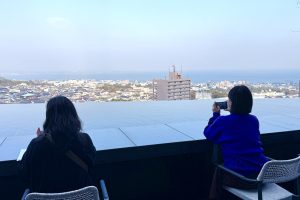 別府の街を眺めながらのんびりと過ごせるテラス。