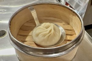 包みたてをすぐにせいろへ。熱々の小籠包を召し上がれ！