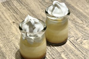 鈴木さん監修のソフトクリームをプリンに追加するのもおすすめ。