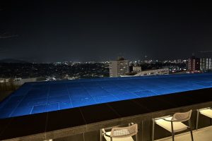 夜はガラリとムードも変わり、眼下に広がる夜景とライトアップに心ときめく。