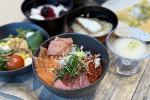 好みの刺身を組み合わせて海鮮丼の出来上がり。