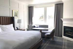 暖炉のあるラグジュアリー・スイート。暖炉のある部屋、テラスにファイヤーピットがある部屋などいろいろなタイプの部屋がある。オーシャンビューの部屋は居ながらにして絶景が楽しめる。
