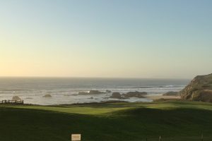 《オーシャンテラス》の夕景。大海原に日が沈んでいき周囲の色彩が徐々に変わる景色や、日没後のマジックアワーの色彩も素晴らしい。