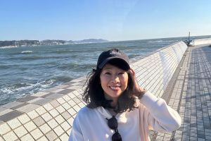 こちらは鎌倉の海岸で。「ビーチ沿いは知らない同士でも、すれ違うときにニコッと笑顔を交わすオープンな雰囲気があるのも好きです」