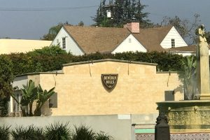 ビバリーヒルズのサインが可愛い街角。
