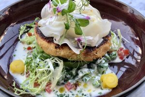 ダンジネス・クラブケーキ、ヨーグルトソース。46ドル。つなぎが少なく、蟹の身がぎっしり。