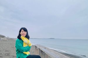 辻堂の海岸で。「散歩中にいろいろな人や場面に出会えるのも楽しみのひとつ。ラジオで『あのとき海岸で貝殻を仲良く拾っている親子がいて』などと、リアルに話せるのも散歩の効用ですね」