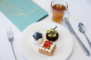 下／ストロベリー・ルバーブ・タルト。左／ラベンダー・レモン・パブロヴァ。右上／チョコレート・プロフィットロール
