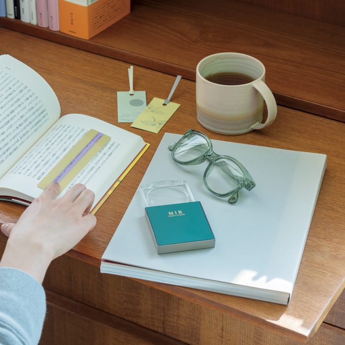 もっと快適に読書を楽しむための、とっておきの最新便利グッズ
