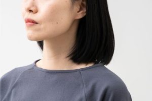 襟ぐりは首元がスッキリ見えるデザイン。