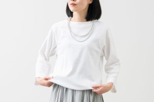 シンプルなデザインなので、アクセサリーによって表情ががらりと変わる効果も。