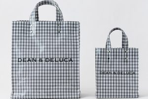 「DEAN ＆ DELUCA｜TEMBEA PAPER TOTE GINGHAM GREY」（ミニ18,700円、ミディアム20,900円）