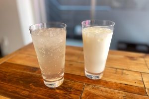 スパイスカレーと楽しみたいドリンクメニューも魅力的。左：自家製スパイスコーラ、右：自家製ミルクコーラ