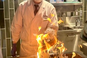 800度〜900度の炎でハモやサワラを藁焼きに。