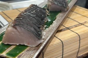 藁で炙ったサワラは旨みも引き立ち香ばしい。
