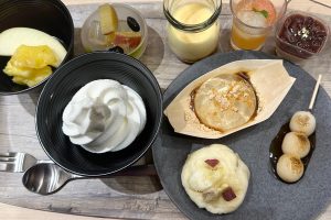 さつまいもを使用したお餅は、大分の郷土菓子「石垣餅」（写真手前）。「レインドロップケーキ」（写真中央）など、たくさんの種類を食べられるよう、みずみずしくあっさりとした味に工夫されている。