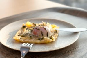 とろ〜り半熟の卵としらす、大葉のガレットは必食のおいしさ。