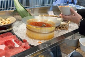 海鮮丼にはたっぷりいくらもかけて贅沢に。