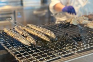 塩焼きのサンマもまるまる一尾提供される。