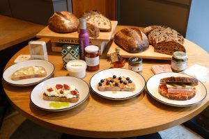 「ディーン&デルーカ」で販売されている食材や調味料との組み合わせも楽しいカントリーブレッド