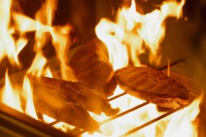 夕食で振る舞われる藁焼きカツオのたたき。温かいうちに食べられるようにと、一晩に５～６回に分けて提供される