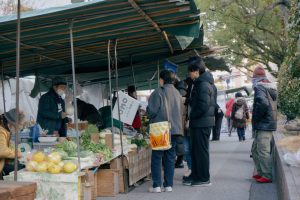 木曜市には新鮮な野菜や食料品などが並び、地元に根づく食文化が垣間見られる