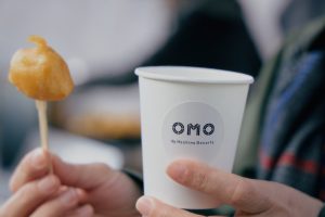 試食のひとつ、「いも天」。揚げたてを提供してくれる。ツアーは朝に開催され、参加費は１人500円