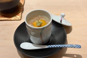 「銀座おのでら」の定番、「季節の茶碗蒸し」からスタート。