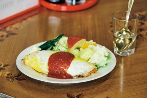 おすすめ立ち寄りスポット、パリー食堂。ラードを炒めコクを出したチキンライスと、昔ながらの薄焼き卵のコンビネーションが絶品。オムライス950円