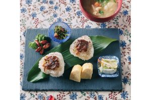 地元ホテルのプログラムで発酵食品作りを体験した後は、日替わりの発酵ランチが楽しめる。実山椒入り練り味噌を塗った焼きおにぎりや落花生や金時山椒、打ち豆汁など