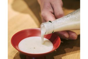 硬度の高い伊吹山の伏流水を使い発酵させる「ハッピー太郎醸造所」のどぶろく