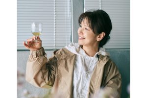 スコーンをお供に優しい味わいのミードを楽しむ井澤由美子さん