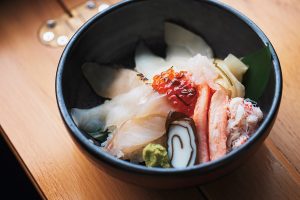 富山湾の獲れたての魚介類が堪能できる「ぷち富山湾丼セット」。“昆布巻き”かまぼこは富山ならではの味