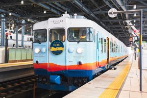 車体デザインは、オレンジ色の朝日によって色づく立山連峰の稜線と富山湾をイメージ