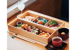 4月よりメニューが変わり、ホタルイカ、かに爪コロッケ、ます寿司など富山の味覚満載のコースに（写真は3月のもの）