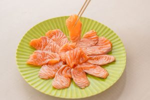 （2）サーモンは薄切りにし、皿に並べる。塩少々（分量外）を振る。