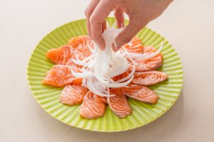 （4）サーモンの上に玉ねぎをのせ、食べる直前に3のソースをかける。