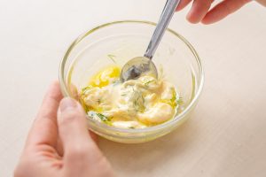 （3）Aの材料をすべて混ぜ、ディルマヨソースを作る。