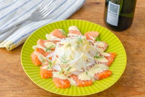【ぐっち夫婦のお酒とおつまみ】新玉ねぎとサーモンのディルマヨカルパッチョ×スパークリングワイン