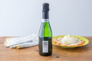 【ぐっち夫婦のお酒とおつまみ】新玉ねぎとサーモンのディルマヨカルパッチョ×スパークリングワイン