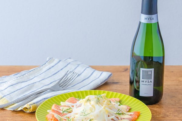 【ぐっち夫婦のお酒とおつまみ】新玉ねぎとサーモンのディルマヨカルパッチョ×スパークリングワイン