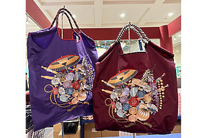 人気エコバッグ「ボール＆チェイン」のコラボ。6,050円。蔦重の文字の刺繍が入っている