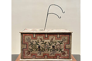 本草学者・平賀源内による『エレキテル』（重要文化財。江戸時代・18世紀）　摩擦を利用して静電気を発生させる装置。中のガラスの円筒を回転させ、発生した静電気を銅線によって外に導き、放電させる。見せ物や身体の治療に用いられた