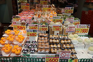 店頭には旬の果物がずらりと揃う