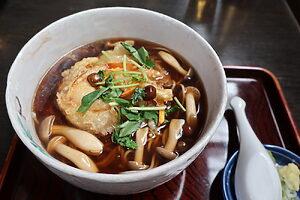 桂歌丸師匠がこよなく通った蕎麦屋「安楽」。商店街の名前がついた「よこはまばし」という蕎麦を好んで食べていたそう