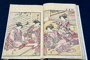 『青楼美人合姿鏡（せいろうびじんあわせすがたかがみ）』（安永5年・1776年、北川重政、勝川春章・画）遊女のプライベートな時間を描いた多色刷りの豪華な絵本。右端に高名な瀬川（瀬可ハ）の名が