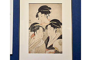 重要美術品『高名三美人』（寛政5年、1793年頃。喜多川歌麿・画）右下は浅草の水茶屋難波屋のおきた、左下が両国の煎餅屋の娘・おひさ、そして上が富本節の芸者豊雛（とよひな）、寛政期（1789-1801）に評判になった女性たちの似顔絵