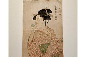 「婦女人相十品　ポッピンを吹く娘」（寛永4-5年、1792-93年頃。喜多川歌麿・画）当時流行したガラスの玩具・ポッピンを吹く娘が、ふいに声をかけられ振り返った瞬間を鮮やかに切り取る。翻った袖が印象的