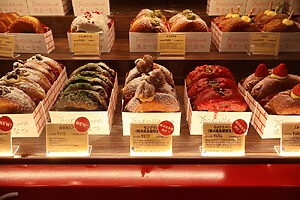 SNSで大人気の「生どーなつ」（260円〜）