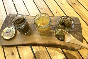 店舗では余った野菜やフルーツを使用した瓶詰め商品も販売（500円〜）。おにぎりにも使用しているネギ味噌は絶品